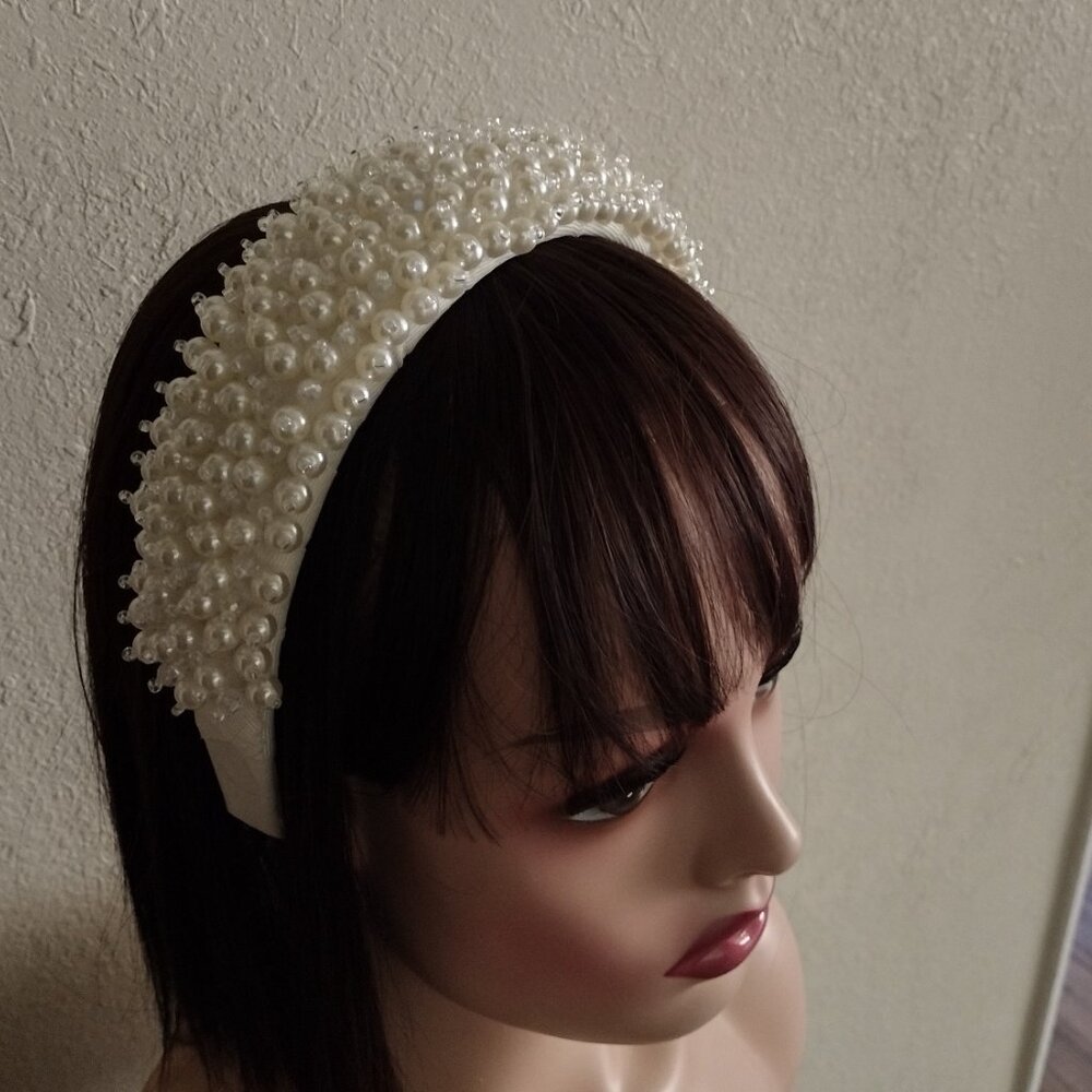 Artisan Glow: Headband with Acrylic Pearls and Crystals" beige. - Picture 9 of 14